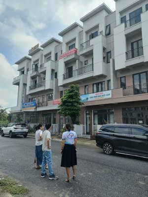 chính chủ gửi bán căn shophouse 75m2 sẵn sổ giá 1/4 vinhomes hotline 