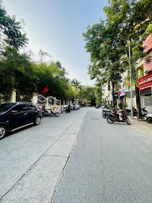 liền kề vip - vỉa hè thang máy - thoáng trước sau - không bao giờ ngập - kinh doanh đỉnh