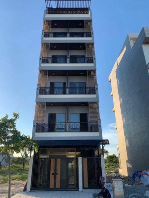 tòa 6 tầng mt trường thi ngay sân bay doanh thu 1,3ty/ năm