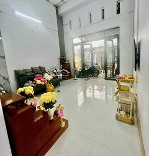 nhà 2 tầng ngay chợ phú hữu mới ờ ngay hẻm xe hơi 2pn vị trí đẹp tiện ích đầy đù bán gấp