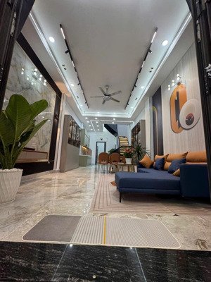 nhà mới vào ở ngay. có 1pn dưới trệt cho người lớn tuổi. xe hơi tới cửa. gần aeon tân phú