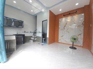 nhà ở lê thị riêng 32m2 1 tỷ lẻ 8 triệu 2 phòng ngủ lớn