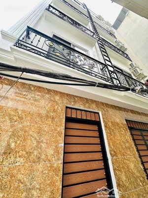 sang tên tòa chdv trần thái tông, 2 nhà ra ngõ kd ô tô 5 tạ tránh xe máy, 16p, 69m*6t