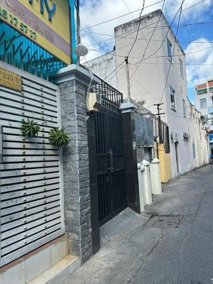 bán nhà đ.xóm chiếu, xe hơi đậu cửa ra tôn thất thuyết đến bến vân đồn qua hoàng diệu 5'' qua quận 1