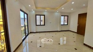 hoàng quốc việt- phân lô - oto tránh - ngõ to như phố - kinh doanh sầm uất - thang máy