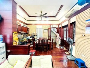 căn duy nhất !phố thái hà ngõ thông 2 thoáng , 1 nhà ra phố. nhà dân xây, oto đỗ gần 40 m2* 5t