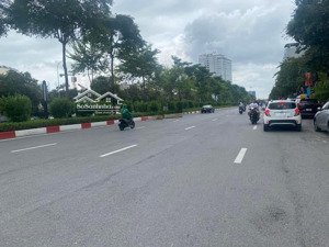 tt thật bán nhà mặt phố hoàng quốc việt 6 tầng thang máy vỉa hè rộng đá bóng dt 65m-mt7m giá 28 tỷ