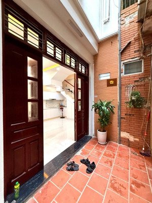 thịnh quanh - trung tâm đống đa - ngã 4 sở - nhà mới ở ngay- gần ô tô - 2 thoáng