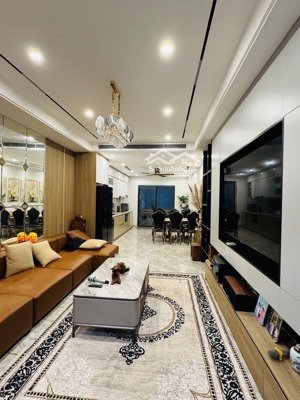 chính chủ cần bán nhà phố ngọc lâm , long biên 59m, 6 tầng, mặt tiền 4.5m, giá 16.8 tỷ