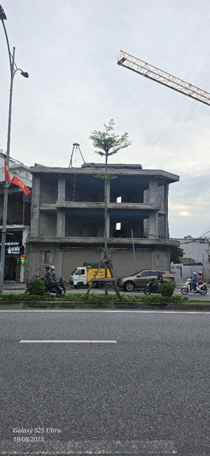 siêu phẩm lô góc 2 mặt tiền phố hồ sen, dt 216m2, ngang 21m siêu đẹp, nhà 3 tầng đang cho thuê 70tr