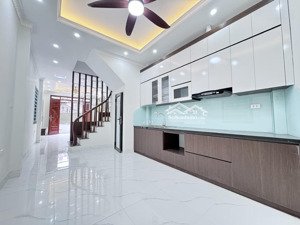 bán nhà cầu giấy, sát phố, 33m2, 8.3 tỷ.