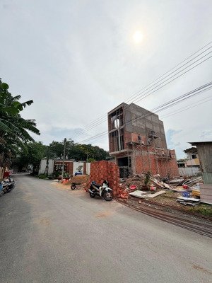 nhà 3 lầu đường huỳnh văn nghệ vô 1 xec ( nhà đang hoàn thiện ) mời quý khách ghé mua