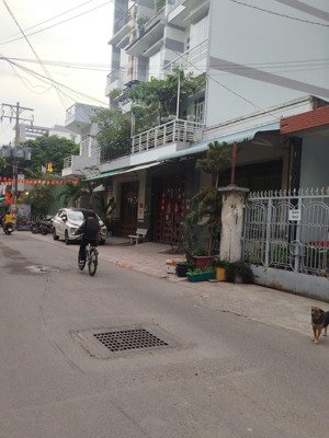 nhà cach đuong pham van chieu 80m.252m . nhà cũ nát 2 hướng hướng đông và bắc