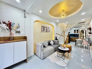 bán nhà ngã tư hàng xanh thông nguyễn gia trí 42m2 vuông vức,nằm giữa các trường đại học chỉ 6,x ty