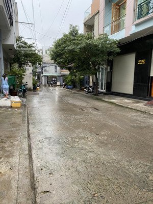 bán nhà nát 67/42 bờ bao tân thắng. dt: 4x16,5m. hẻm 8m thông có lề. giá bán: 7,75 tỷ thương lượng