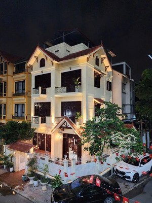 hot hot cần bán nhanh căn biệt thự đẳng cấp giá quá tốt, phố thiên hiền