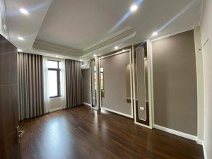 siêu phẩm 10 m ô tô tránh , diện tích 30 m * 5 tầng giá 6 tỷ x