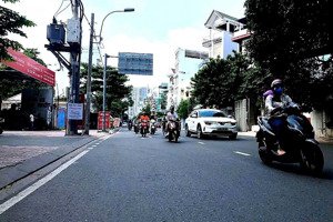 bán tòa nhà vp đào duy anh, p.9, 4,3 x 21m, cn 90m2, 1 hầm 7 lầu, tn, 900 tr/ năm, sổ riêng.