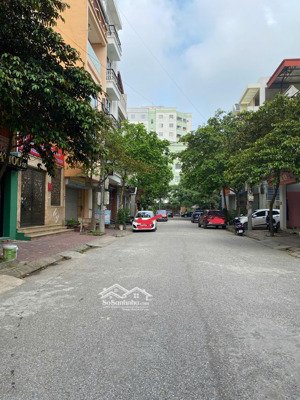 cần bán 2 lô đất liền nhau băng 2 phố bà triệu, liên bảo, vĩnh yên. gần viện đa khoa vĩnh phúc