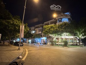 siêu lô góc -- thang máy -- kinh doanh đỉnh -- kđt văn phú -- có mỗi 1 căn