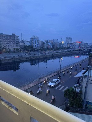 nhà mặt tiền đường, 70m2, 6 phòng, đường bến bình đông