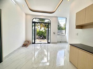 nhà góc 2 mặt tiền lộ trước nhà 4m, nhà cách trung tâm vài phút đi xe