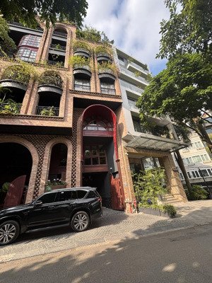 44 tỷ-mặt phố, mặt hồ ba mẫu, 77m2, 6 tầng,thang máy, mt:4.5m, lô góc,ô tô dừng đỗ, kinh doanh đỉnh