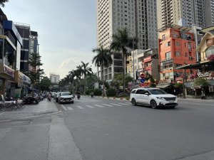 20m ra mp nguyễn khuyến -- trung tâm của trung tâm -- phân lô vỉa hè -- nhà đẹp giá đầu tư