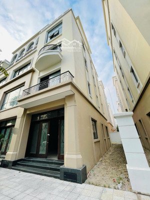 biệt thự nhỏ 110tr/m2 gần công viên. chủ nhà cần vốn bán gấp giá thấp hơn thị trường. giá mềm