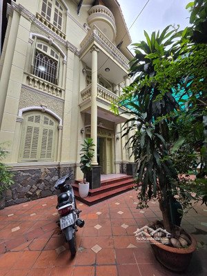 174 triệu /m2. bán nhà tặng full nội thất ,hàng hiếm phố xuân thủy,cầu giấy.tặng thêm bt 4 tầng đẹp