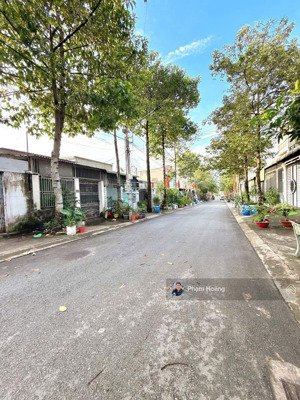 bán đất tặng nhà cấp 4 kdc bicossi di an trục đường đẹp,gần cụm trường học diện tích 100m2 ngang 5