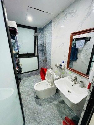 nhà đẹp ngõ 420 khương đình ngõ thẳng tắp đang cho thuê 18tr/1 tháng 6 tầng