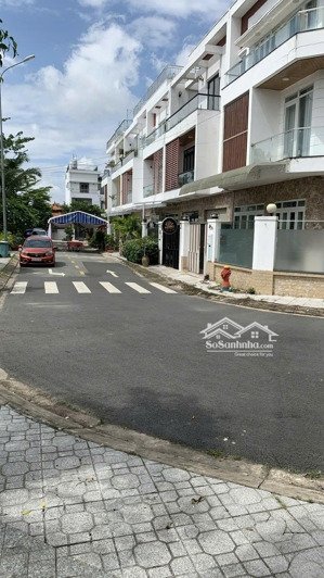 bán nhà trong khu dân cư đạt gia tân xuân hóc môn diện tích: 10.5 x 14.5m = 148m2
