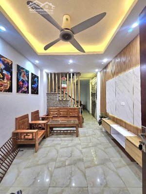 trung tâm ngọc thụy - vị trí đắc địa - oto đỗ cổng - gần oto tránh.