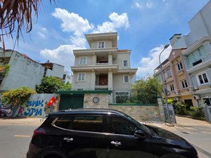 bán biệt thự - lô góc 3 mặt thoáng - nội thất cao cấp - mặt tiền nguyễn thành ý quận 1