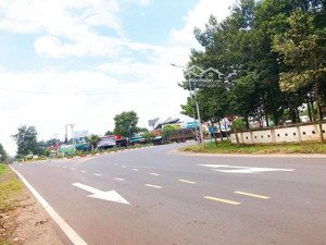 tôi bán(20x46=949m2) 400m2 thổ. lộ 22m, sát chợ ủy ban trường 1,2,3. y tế, ngay 3 kcn lớn giá 380tr