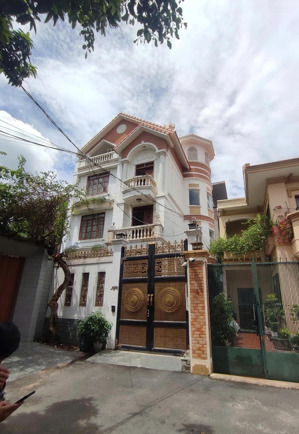 không ở hết cho thuê biệt thự full nội thất cao cấp thảo điền, q2 cực kì yên tĩnh, đầy đủ tiện nghi