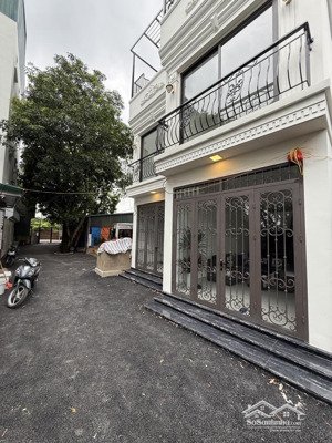 nhà 4 tầng 3 phòng ngủ, cự khối, long biên. ngõ rộng ô tô 16 chỗ đỗ cửa