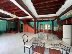 chính chủ cho thuê biệt thự sân vườn, hồ bơi 400m2 tại thảo điền, quận 2, hcm chỉ với 90 triệu/th