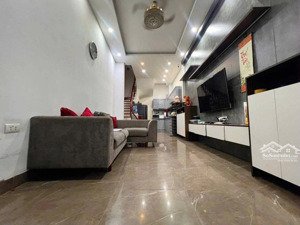 cho thuê nhà nguyên căn 4 tầng phố ngọc lâm - 3pn - 15 triệu - full nội thất - vị trí trung tâm.