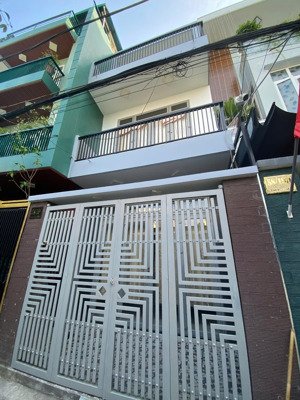 bán nhà riêng ngay trung tâm, gần chợ, trường học, siêu thị.khu vực dân cư yên tĩnh. giá chỉ 6,x tỷ