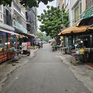 cần bán căn nhà liền kề 3 tầng tại khu đất dịch vụ xa la, mặt chợ kinh doanh buôn bán sầm uất