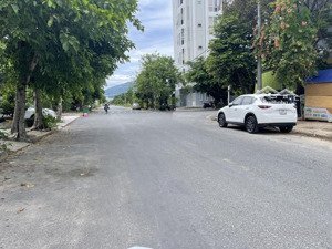 đất 106m chính hữu sát ngã tư loseby, cách biển 500m mặt tiền đường 10.5m, vỉa hè 8m,