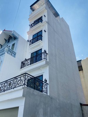 chị gái nhờ bán siêu phẩm 6 tầng giá tốt thạch bàn