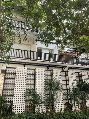 cho thuê bt kđt mễ trì hạ, nam từ liêm, hn. dt 220m, 4 tầng, mt 10m, ô tô đỗ cửa. giá 50tr/th