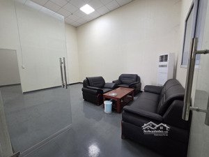 - cho thuê mặt bằng, showroom, văn phòng,.. ngay trục đường chính, thuận lợi xe qua lại - giá tốt !