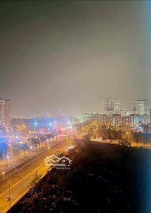 cho thuê căn hộ chung cư thang máy 90m2, 3 phòng ngủ, 2 wc căn góc thoáng mát, sàn gỗ, tủ bếp.