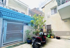 đối diện vincom quang trung p10- 2 tầng - 3pn - 50m2 - 4.x tỷ tl - hẻm 3m - 30m ra mặt tiền.