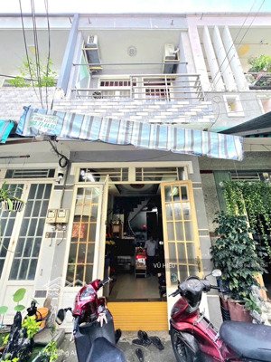 bán nhà sổ hồng dsh 2 căn - hẻm xe hơi đến cửa - tt.nhà bè.