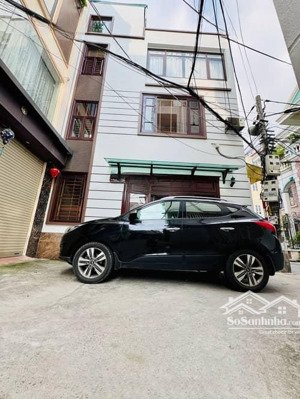 nhà 2 mt 3.9m và 8.9m dân xây, ô tô 9 chỗ đỗ cửa, vị trí đắc địa, gần trường học, cơ quan mới